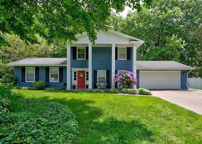 Colonial Cottage With Hot Tub & Sauna-Family Friendly