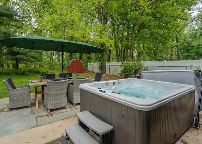 Colonial Cottage With Hot Tub & Sauna-Family Friendly